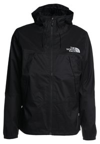 Černá voděodolná bunda s kapucí, zapínáním na zip, elastickými manžetami, dvěma předn�ími kapsami a bílým logem na levé straně hrudi.