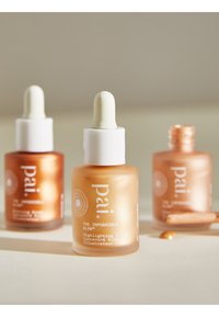 Pai Skincare THE IMPOSSIBLE GLOW CHAMPAGNE HIGHLIGHTING DROPS - Hightlighter - Champagne