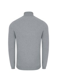 Jasnoszary sweter z wysokim kołnierzem, długimi rękawami, ściągaczem na dole i gładkim splotem. Minimalistyczny design bez wzorów.