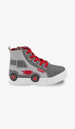 Grijze hoge sneakers met rode veters, met ontwerpelementen van een auto, waaronder wielen en vlammen, op een textuur oppervlak. Witte rubberen zool.