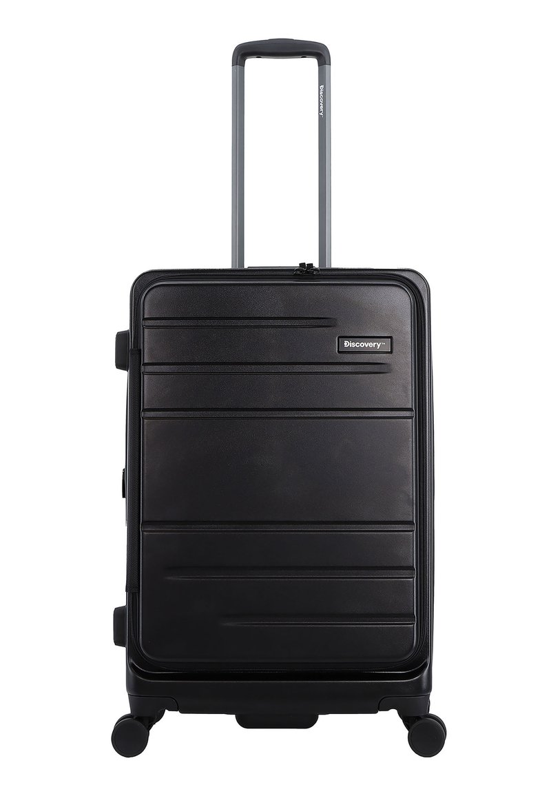 Schwarzer Hartschalenkoffer mit horizontalen Rillen, ausziehbarem Griff, Tragegriffen oben und an der Seite sowie vier Rädern für Mobilität.