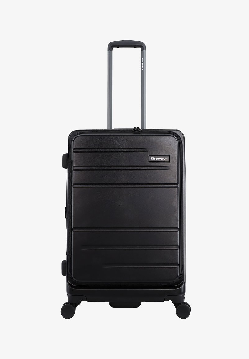 Schwarzer Hartschalenkoffer mit horizontalen Rillen, ausziehbarem Griff, Tragegriffen oben und an der Seite sowie vier Rädern für Mobilität.