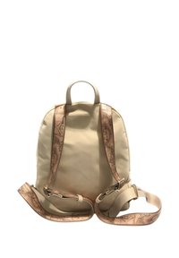 Zaino beige a forma arrotondata, con spallacci decorati in una tonalità marrone chiaro e una maniglia superiore per il trasporto. Design semplice e minimal.