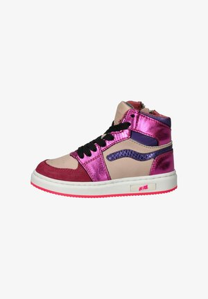 Hoge sneakers met een beige basis, metallic roze en paarse panelen, zwarte veters en felroze zooldetails.