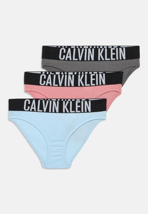 Set od tri pamukaste gaćice, u bojama svijetloplava, roza i siva. Svaka ima crni pojas s logom "CALVIN KLEIN" u bijeloj boji.