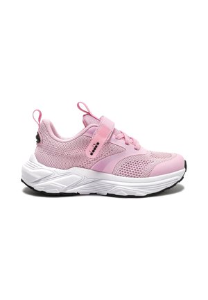 Scarpa da ginnastica rosa in mesh con suola bianca texturizzata, chiusura con lacci e cinturino in velcro, e logo del marchio sulla fascia, vista di lato.