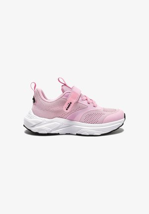 Scarpa da ginnastica rosa in mesh con suola bianca texturizzata, chiusura con lacci e cinturino in velcro, e logo del marchio sulla fascia, vista di lato.
