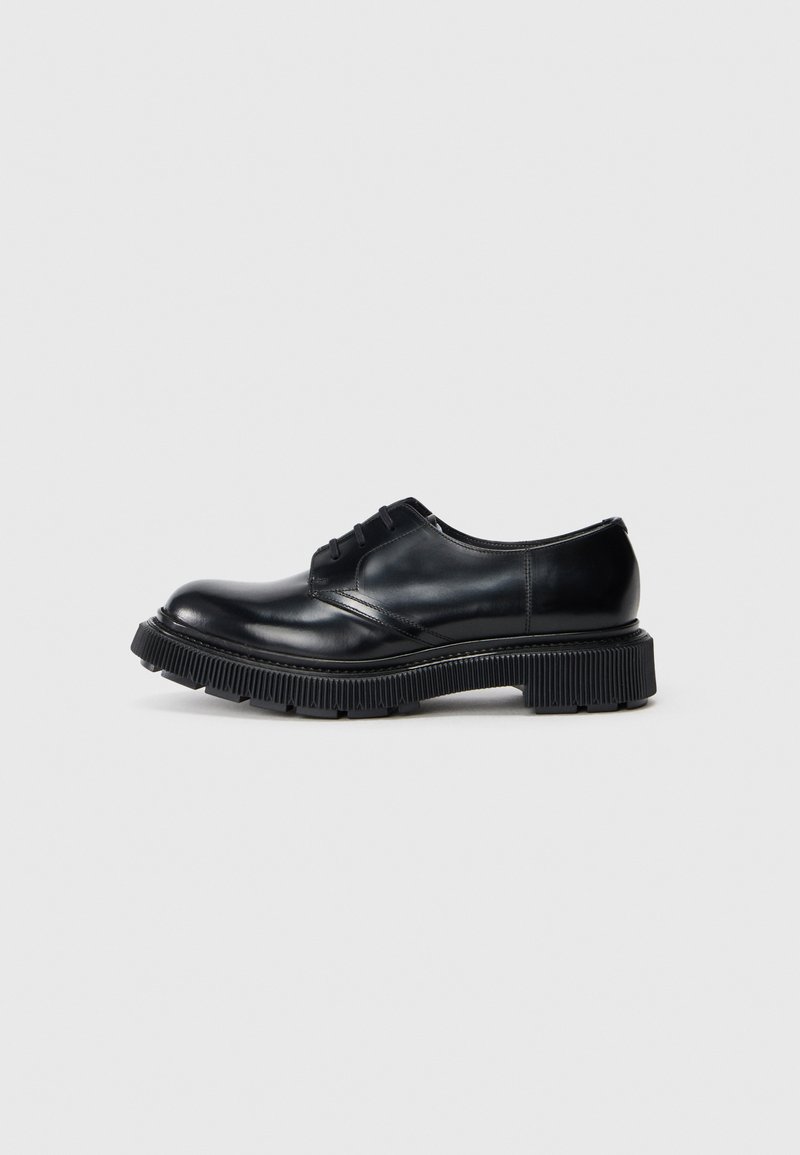 Pantofi negri din piele, cu șiret, cu vârful rotund, talpă din cauciuc texturat și detalii de cusături vizibile. Finisaj neted cu un design elegant.