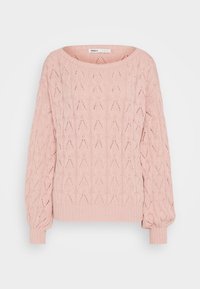 Różowy sweter dzianinowy o luźnym kroju, z wzorem w warkocze, szerokim dekoltem i ściągaczami na rękawach. Materiał wydaje się miękki i teksturowany.