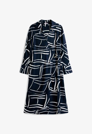 Marineblauwe wikkeljurk met een witte abstracte textuur, lange mouwen, een kraag en een ceintuur in de taille met een ronde gouden accent.