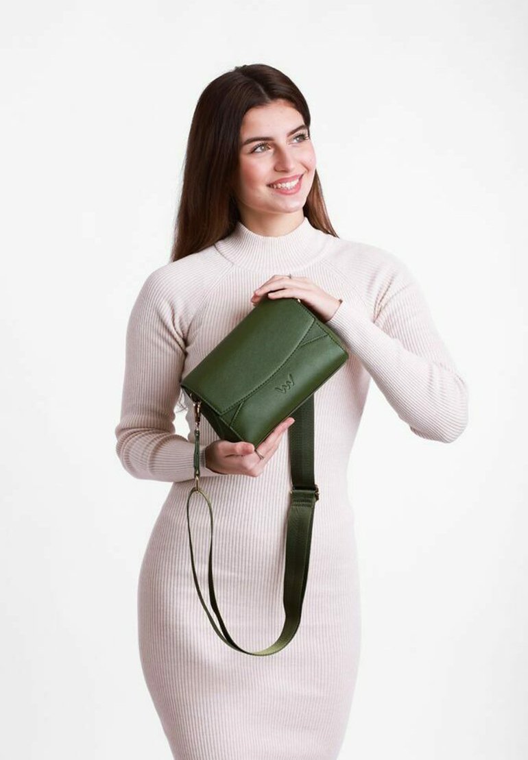 Zelená kožená kabelka přes rameno se strukturovaným designem, nastavitelným popruhem, minimalistickým prošíváním a jemným embosovaným logem.