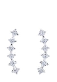 Pendientes en tono plateado con un diseño curvado y una serie de diamantes simulados en corte redondo y transparente dispuestos en un patrón lineal.