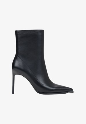 Czarne skórzane botki za kostkę z wąskim noskiem, wysokim obcasem w szpilce i eleganckim wzornictwem. Gładka faktura z subtelnymi detalami w przeszyciach.