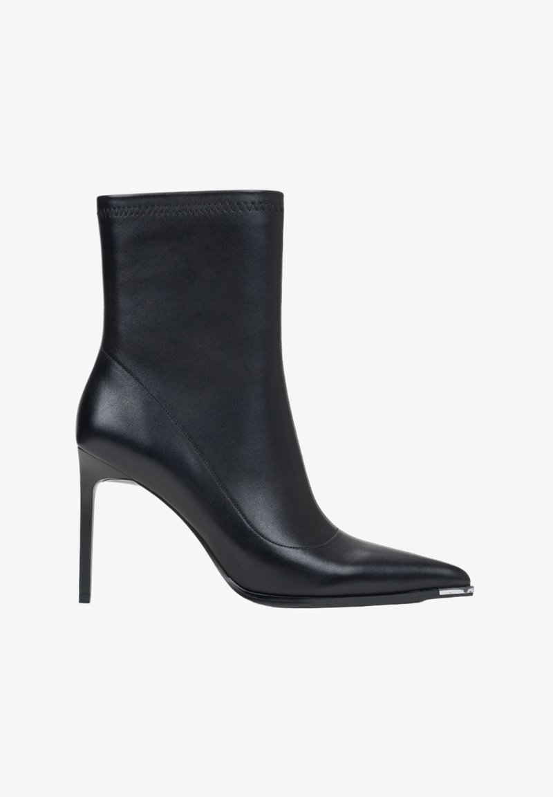 Fekete bőr bokacsizma hegyes orral, magas stiletto sarokkal és elegáns kialakítással. Simogatós textúra finom varrási részletekkel.