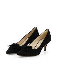 Scarpe con tacco alto in camoscio nero con punta appuntita e un piccolo fiocco decorativo sulla parte anteriore. Presentano un tacco a stiletto sottile e interno beige.