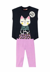 Conjunto de dos piezas que incluye una parte superior sin mangas azul marino con un gráfico de gato y una parte inferior rosa, adornada con patrones de animales. La tela parece suave y elástica.