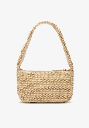 Beige gewebte Strohtasche mit breitem Schulterriemen und oberem Reißverschluss vor weißem Hintergrund.