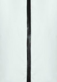 Chaqueta blanca impermeable con cierre central de cremallera negra, textura suave y sin patrones ni adornos visibles.