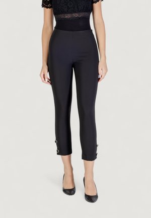 Pantaloni capri neri realizzati in tessuto elasticizzato, con dettagli di bottoni all'orlo e una vita alta per una vestibilità sartoriale.