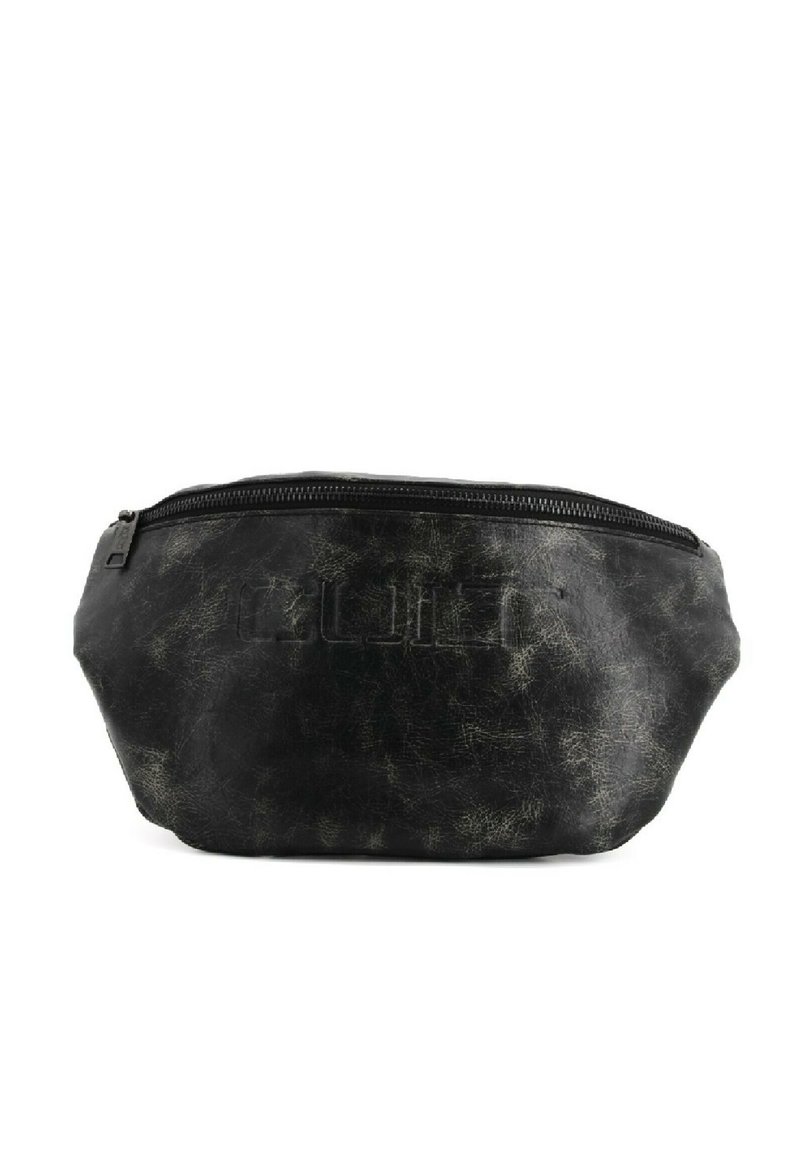Pouch in pelle sintetica nera con superficie testurizzata, forma arrotondata e chiusura con zip superiore. Caratterizzato da logo inciso sul fronte.