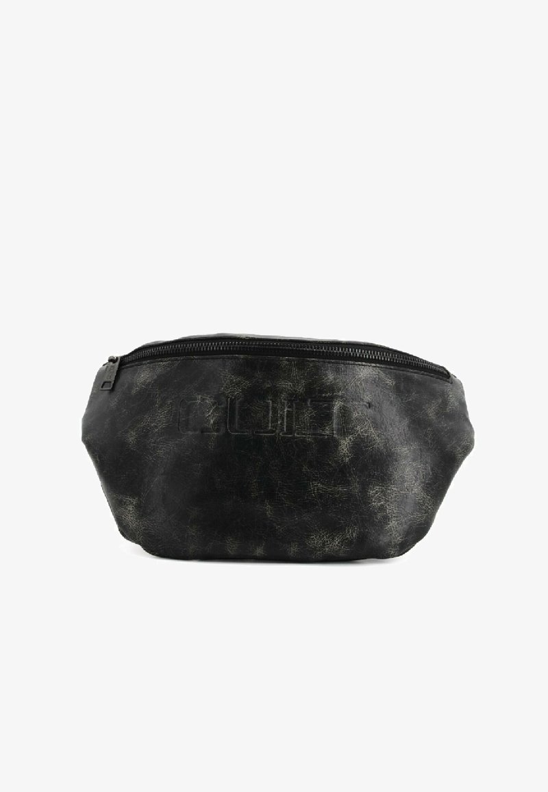 Pouch in pelle sintetica nera con superficie testurizzata, forma arrotondata e chiusura con zip superiore. Caratterizzato da logo inciso sul fronte.