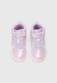 Sapatilhas altas roxas com pormenores iridescentes brilhantes, tecido texturizado e fecho de atacadores com tiras de velcro. Inclui gráficos de personagens.