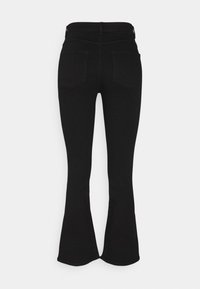 Vaqueros acampanados negros de cintura alta, con dos bolsillos traseros y una textura suave. La tela es suave y ajustada al cuerpo.