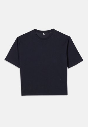 Granatowy t-shirt z krótkim rękawem wykonany z bawełny. Posiada okrągły dekolt, luźny krój oraz mały detal logo z przodu.