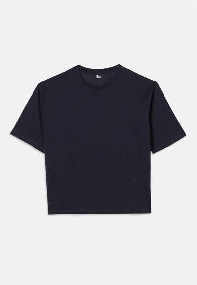 Ναυτικό μπλε κοντομάνικο μπλουζάκι από βαμβάκι. Διαθέτει στρογγυλή λαιμόκοψη, άνετη εφαρμογή και μια μικρή λεπτομέρεια λογοτύπου μπροστά.