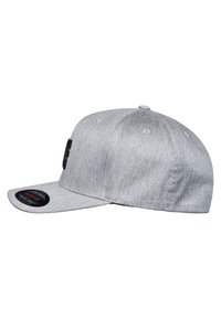 Gorra snapback gris con una tela de textura suave, visera plana y un botón redondo en la parte superior. Incluye un parche de logo negro en la parte frontal.