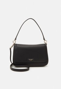 Mala de ombro em couro preto com formato arredondado, textura lisa, alça superior curta e correia ajustável para uso ao peito. Detalhe do logótipo da marca em dourado.