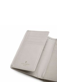 Billetera de cuero gris claro con acabado texturizado, que cuenta con espacios para tarjetas y un logotipo dorado grabado en la parte delantera. El interior es abierto y sin adornos.