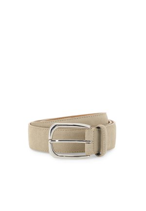 Ceinture en daim beige roulée avec boucle métallique rectangulaire argentée sur fond blanc.