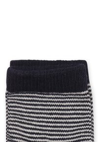 Skarpetki w pasy w kolorze granatowym z żeberkowym mankietem. Posiadają na przemian pasy w jasnych i ciemnych odcieniach. Teksturowana dzianina.