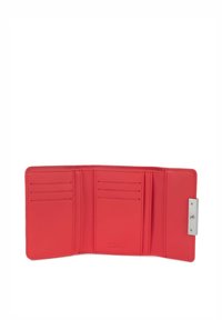 Rode leren portemonnee met een gladde textuur, voorzien van meerdere kaarthouders en een zilveren drukknoopsluiting. Het interieur is simpel zonder patronen.