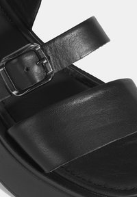 Desa Keilsandalette - black