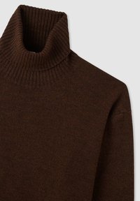 Maglione a collo alto marrone con collo a coste, texture morbida e maniche lunghe, corpo a maglia liscia e linee pulite.