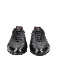 Schwarze Lederschuhe mit glatter Oberfläche, runder Zehenform und Schnürdesign. Merkmale sind ein dunkelbrauner gepolsterter Kragen und dezente Nähte.