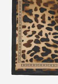 Șal cu imprimeu de leopard pe un fundal bej, cu pete maronii și negre, și o margine neagră cu un model geometric. Textură moale.