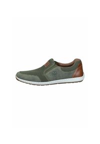 Scarpa verde slip-on realizzata in mesh e scamosciato con accenti marroni. Presenta una punta rotonda e una suola in gomma flessibile. Design testurizzato per traspirabilità.