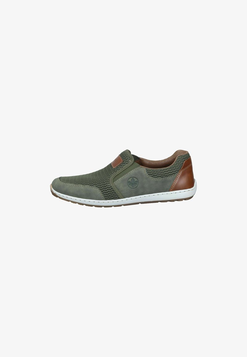 Zapato verde tipo slip-on hecho de malla y ante con acentos marrones. Presenta una puntera redonda y una suela de goma flexible. Diseño texturizado para una mejor transpirabilidad.
