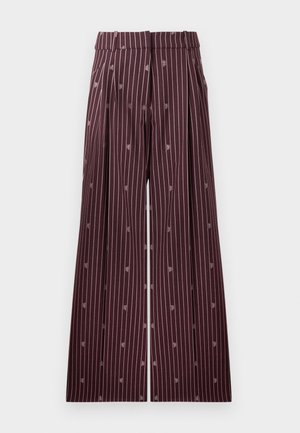 Burgundia laiade jalgadega püksid vertikaalsete valgete triipudega ja peente tikitud detailidega. Omavad voldikuid ja siledat vööd.