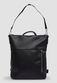Zwarte leren tas met een gestructureerde afwerking, voorzien van een handvat aan de bovenkant, een verstelbare schouderband, een voorvak met rits en accenten van zilverkleurig hardware.