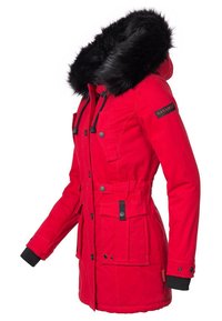 Rode parka-jack met een zwarte nepbontcapuchon. Kenmerken zijn een verstelbare taille met riem, een knoops sluiting aan de voorkant en twee borstzakken. Zachte textuur.