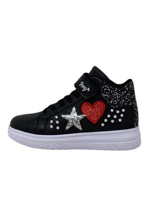 Sneaker alta nera con suola bianca, decorata con toppe a forma di stella argentata e cuore rosso, dettagli con strass e un retro glitterato testurizzato.
