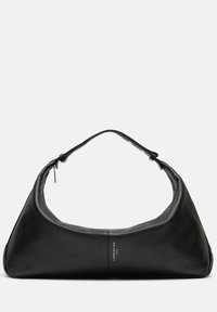 Czarna skórzana torba na ramię o zaokrąglonym, kanciastym kształcie. Posiada zamek błyskawiczny i detal z logo marki na boku. Gładka tekstura.