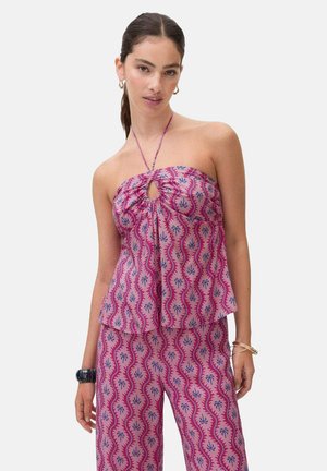 Haut sans bretelles en tissu à motifs rose et violet, doté d'un détail en trou de serrure et d'un design évasé avec une finition légère et texturée.