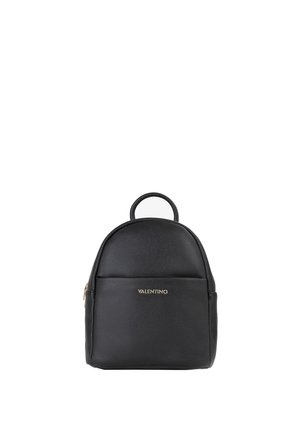 Zaino in pelle nera Valentino con parte superiore curva, tasca frontale, cerniera dorata e maniglia superiore per il trasporto.