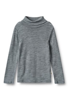 Chandail à manches longues gris en turtleneck, fabriqué dans un tissu doux et texturé, avec un col haut et une finition lisse aux coutures minimales.
