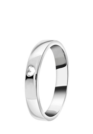 Zilveren ring met een kleine hartvormige uitsnede aan de buitenkant, gladde en gepolijste afwerking.